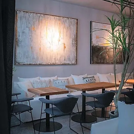 Unique Boutique Antibes Готель *